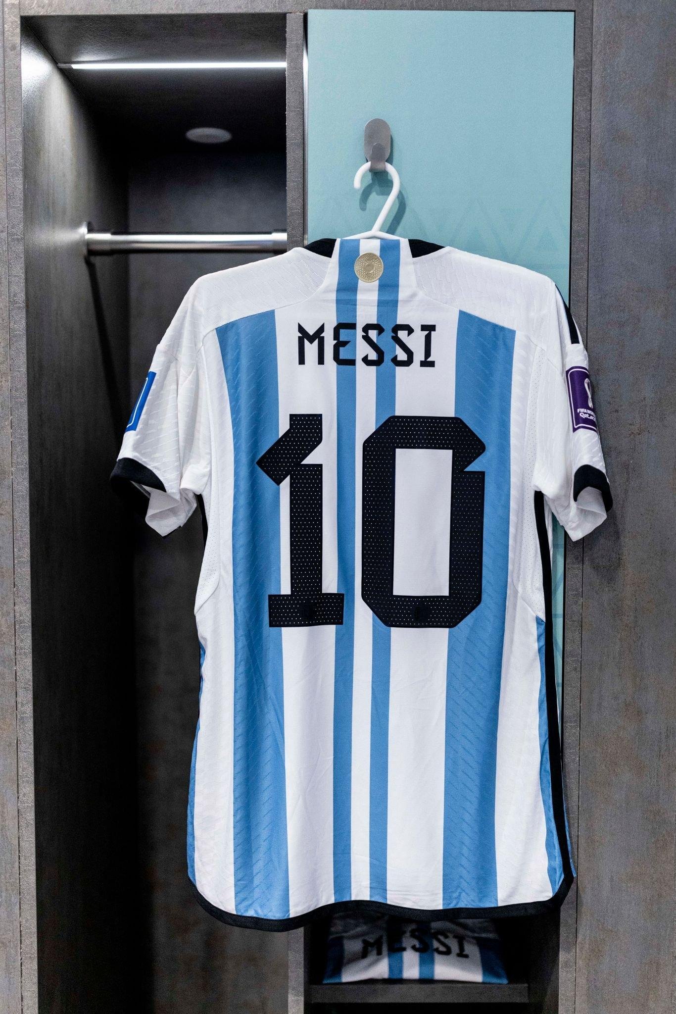 Argentina Home shirt, Messi 10, 2022 World cup jersey with 3 stars,  Champion patches and world cup patches - My Retro Jersey